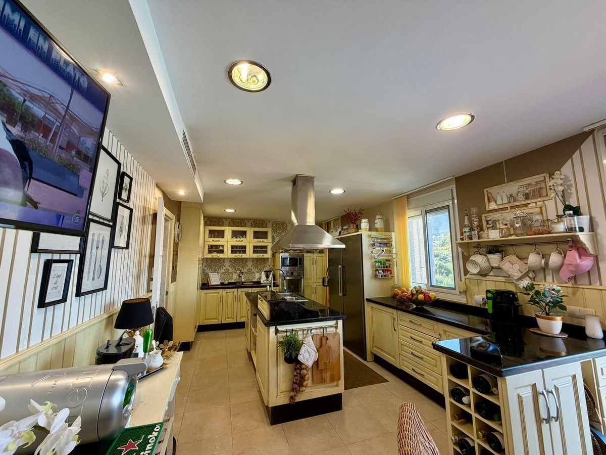4 Bed Apartment for sale in Estepona Costa Del Sol, Málaga, Spain