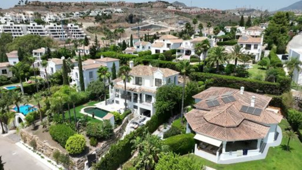 6 Bed Townhouse for sale in El Paraiso Costa Del Sol, Málaga, Spain