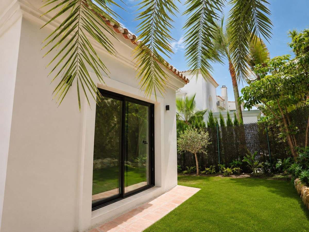 6 Bed Townhouse for sale in El Paraiso Costa Del Sol, Málaga, Spain