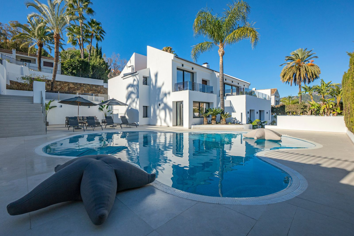 4 Bed Townhouse for sale in Nueva Andalucía Costa Del Sol, Málaga, Spain