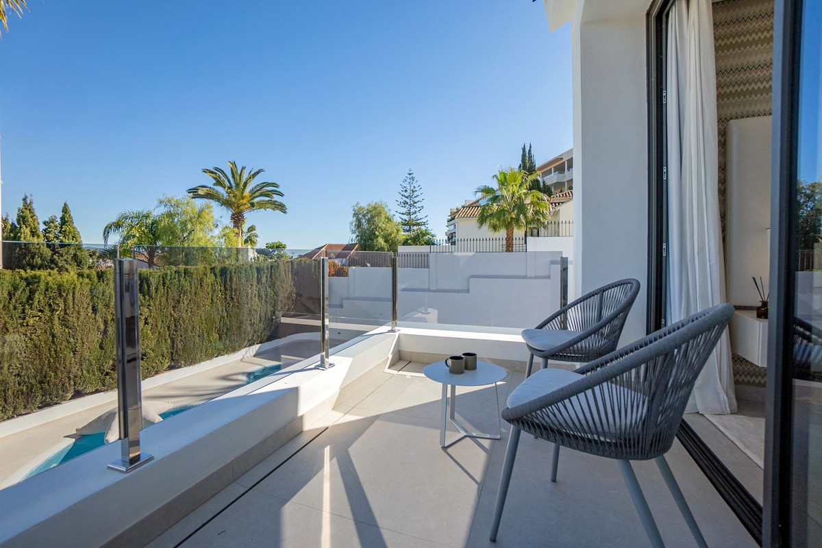 4 Bed Townhouse for sale in Nueva Andalucía Costa Del Sol, Málaga, Spain