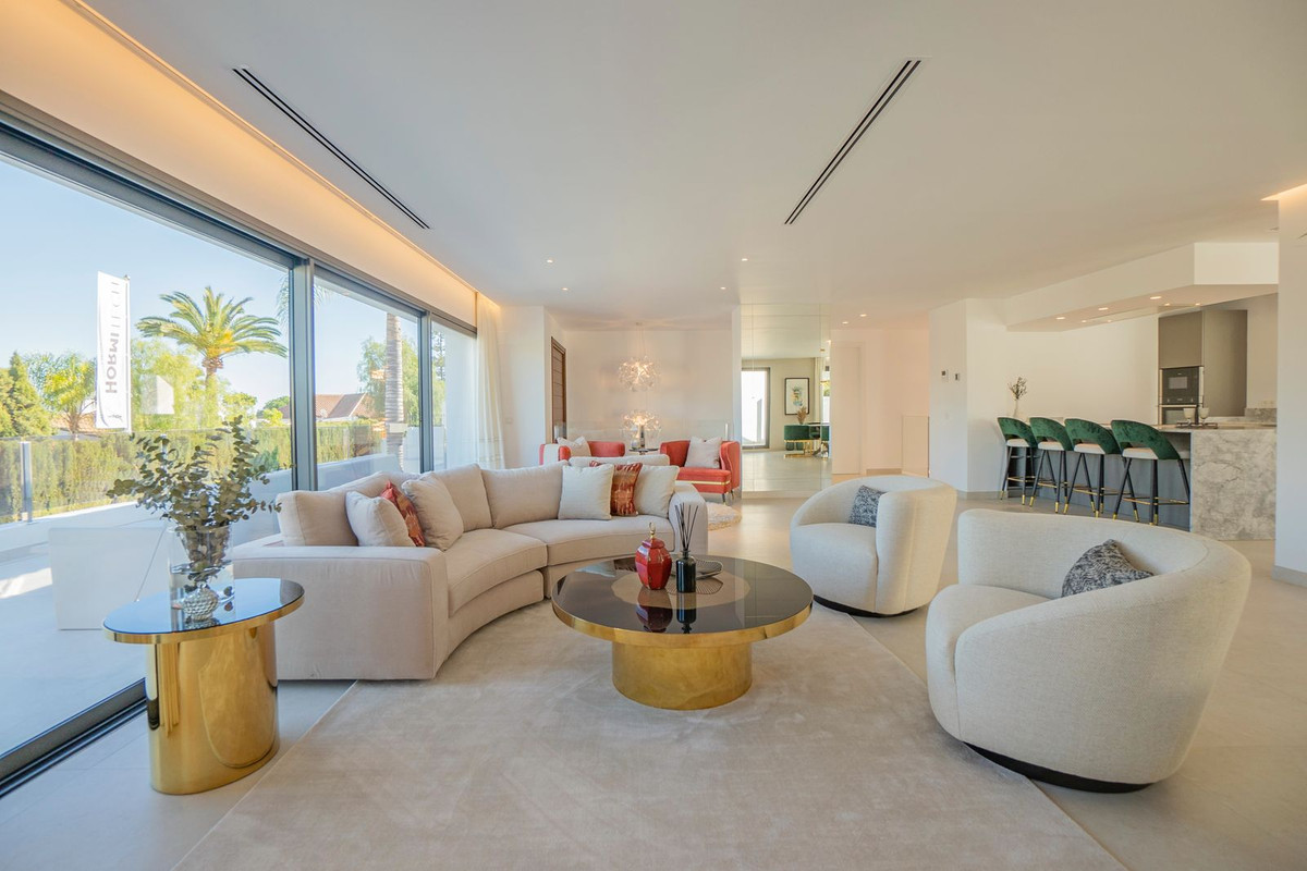 4 Bed Townhouse for sale in Nueva Andalucía Costa Del Sol, Málaga, Spain