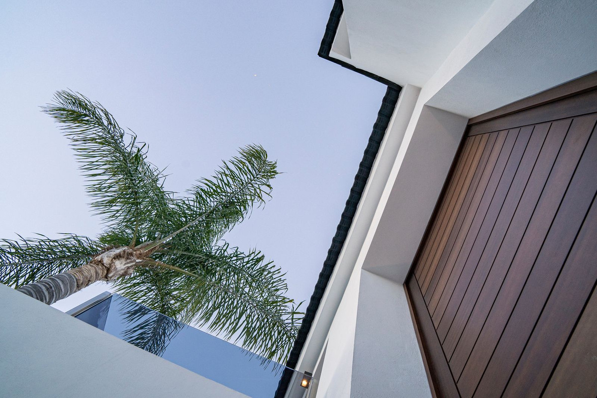 4 Bed Townhouse for sale in Nueva Andalucía Costa Del Sol, Málaga, Spain