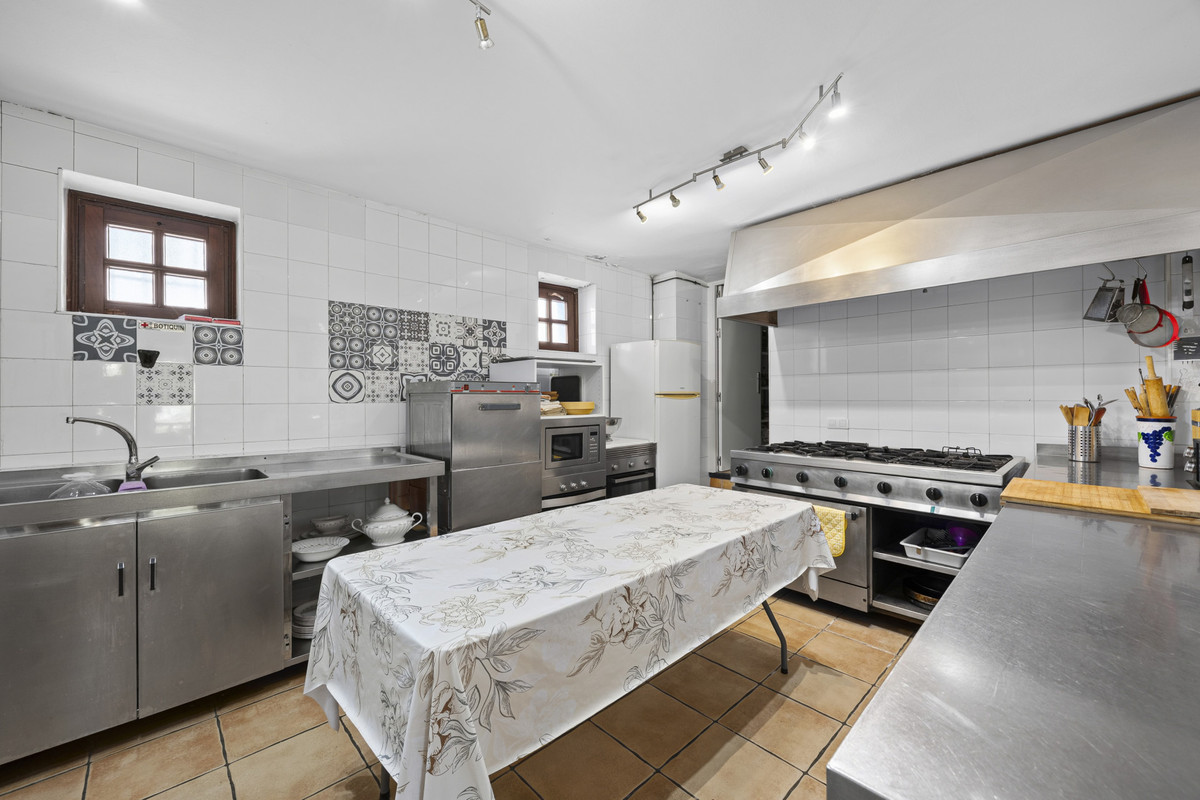 9 Bed Townhouse for sale in Gaucín Costa Del Sol, Málaga, Spain