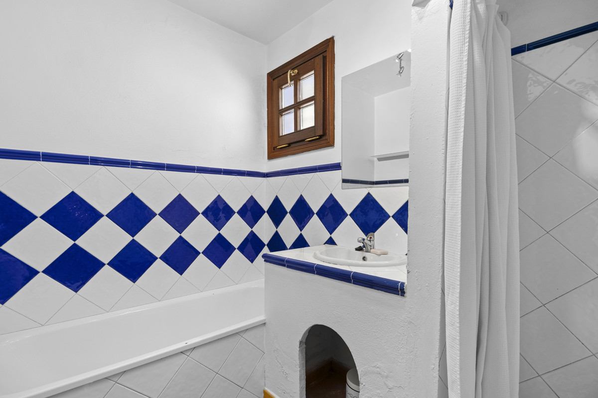 9 Bed Townhouse for sale in Gaucín Costa Del Sol, Málaga, Spain
