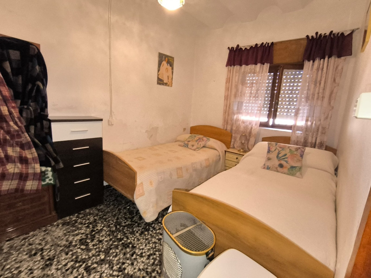 5 Bed Townhouse for sale in Pinoso Costa Blanca, Alicante, Spain
