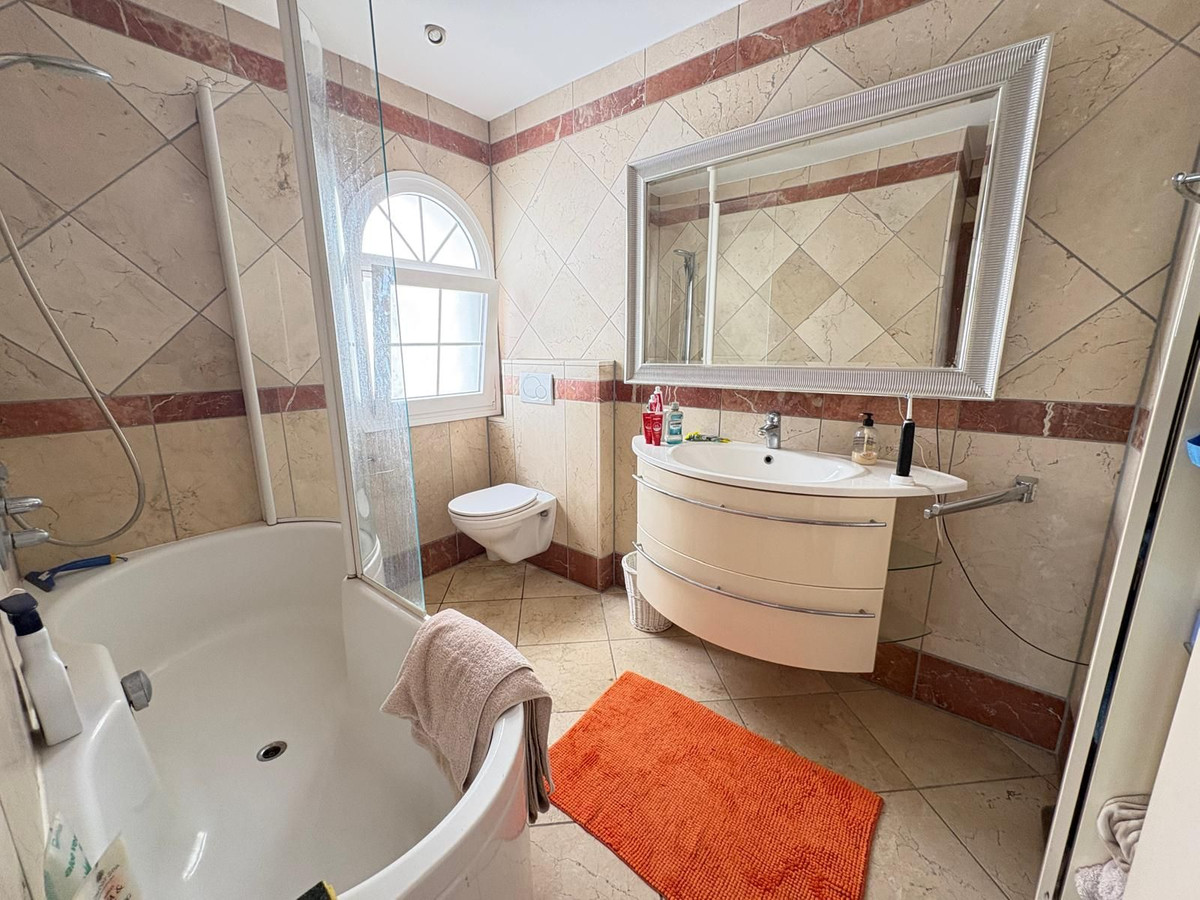 Se vende Apartamento en Planta Última de 2 dormitorios en Costa Del Sol, Málaga, España