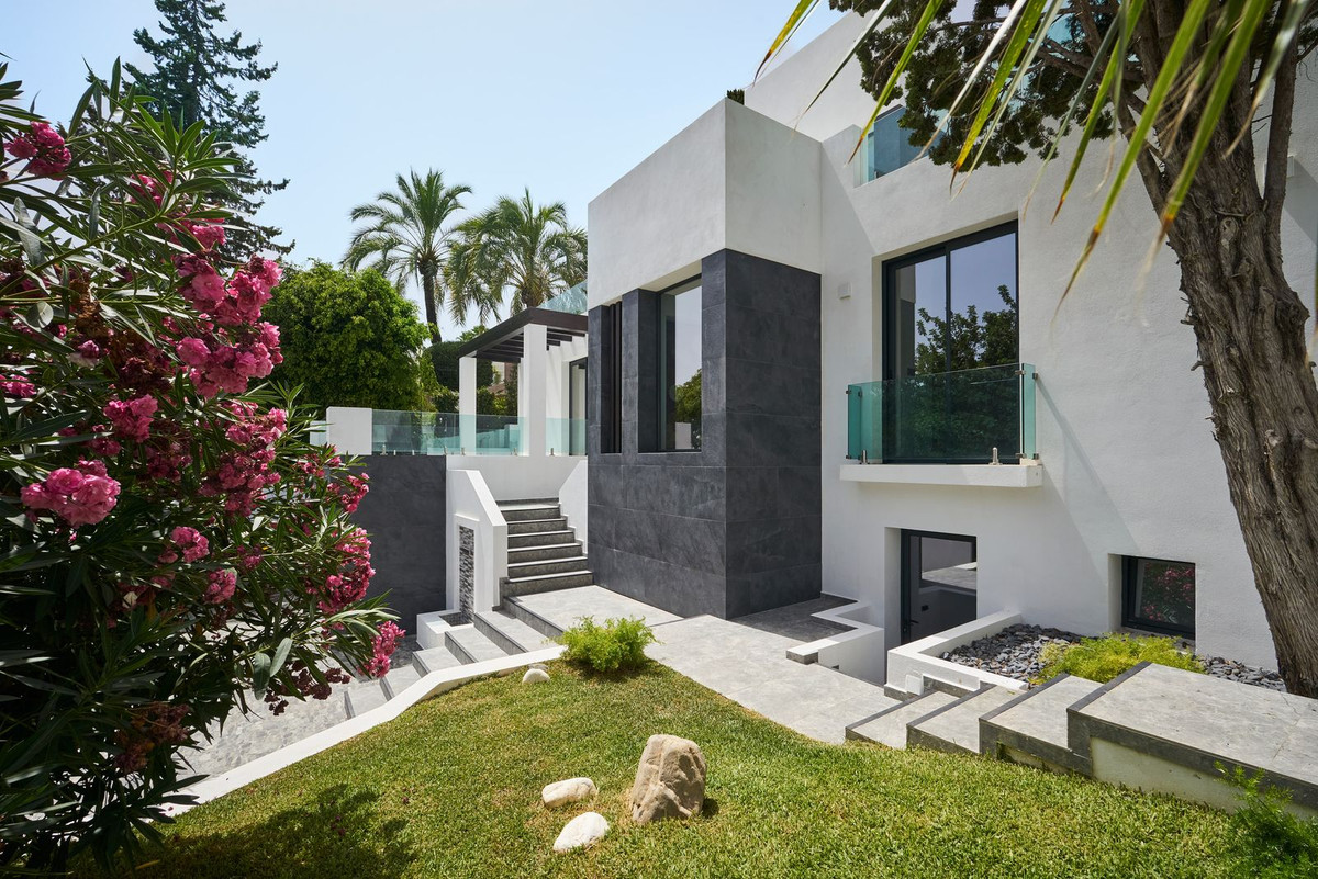5 Bed Townhouse for sale in Sierra Blanca Costa Del Sol, Málaga, Spain