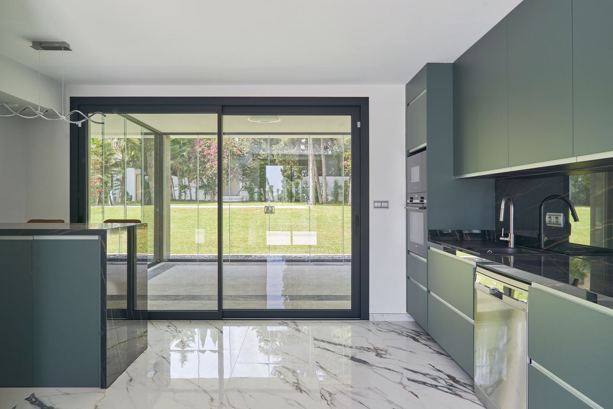 5 Bed Townhouse for sale in Sierra Blanca Costa Del Sol, Málaga, Spain