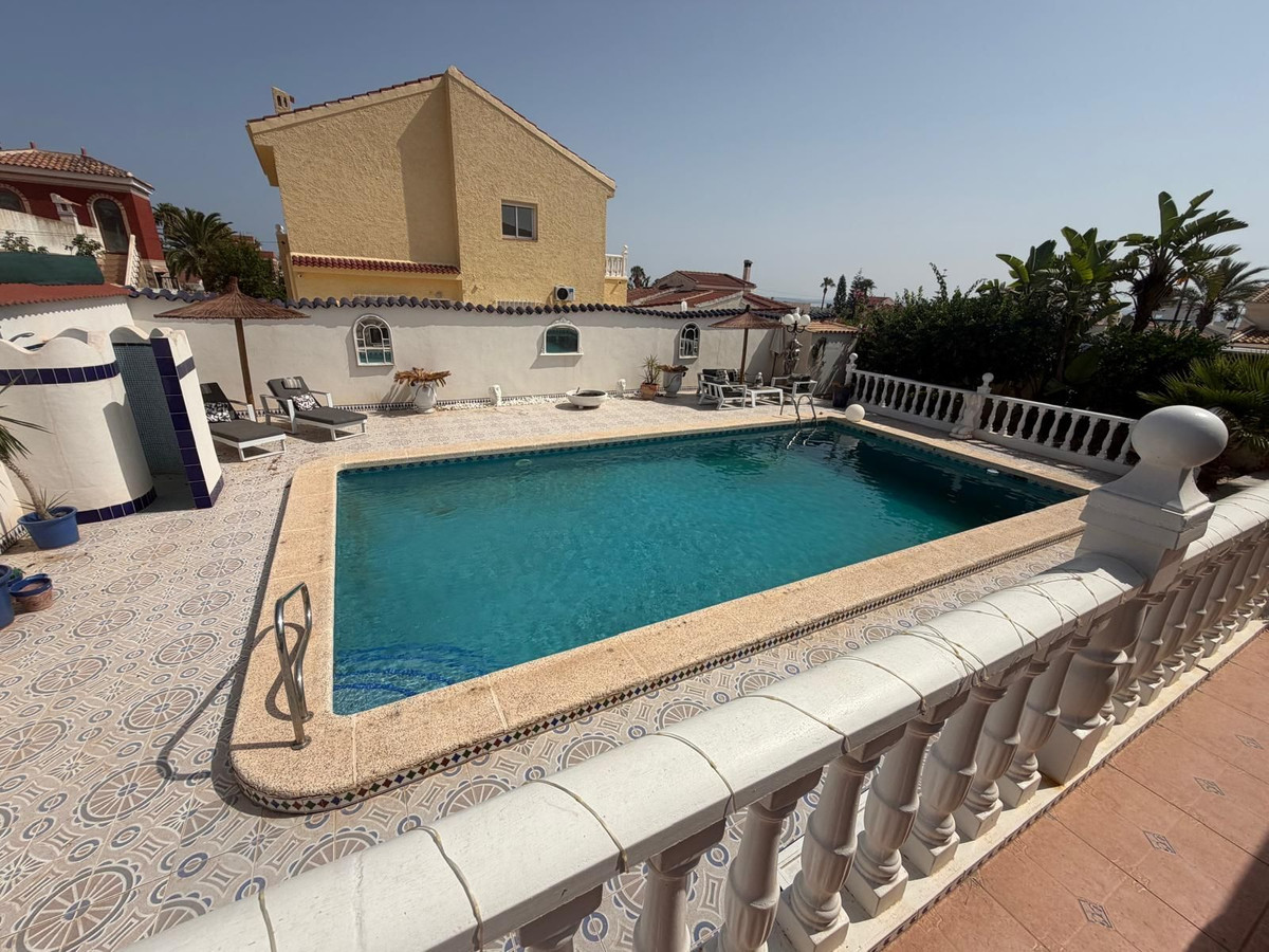 Se vende Villa - Chalet de 4 dormitorios en Costa Blanca, Alicante, España