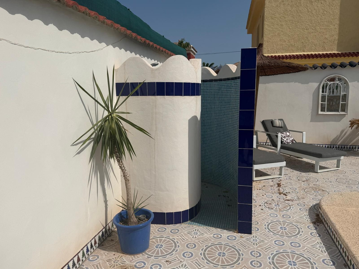 Se vende Villa - Chalet de 4 dormitorios en Costa Blanca, Alicante, España