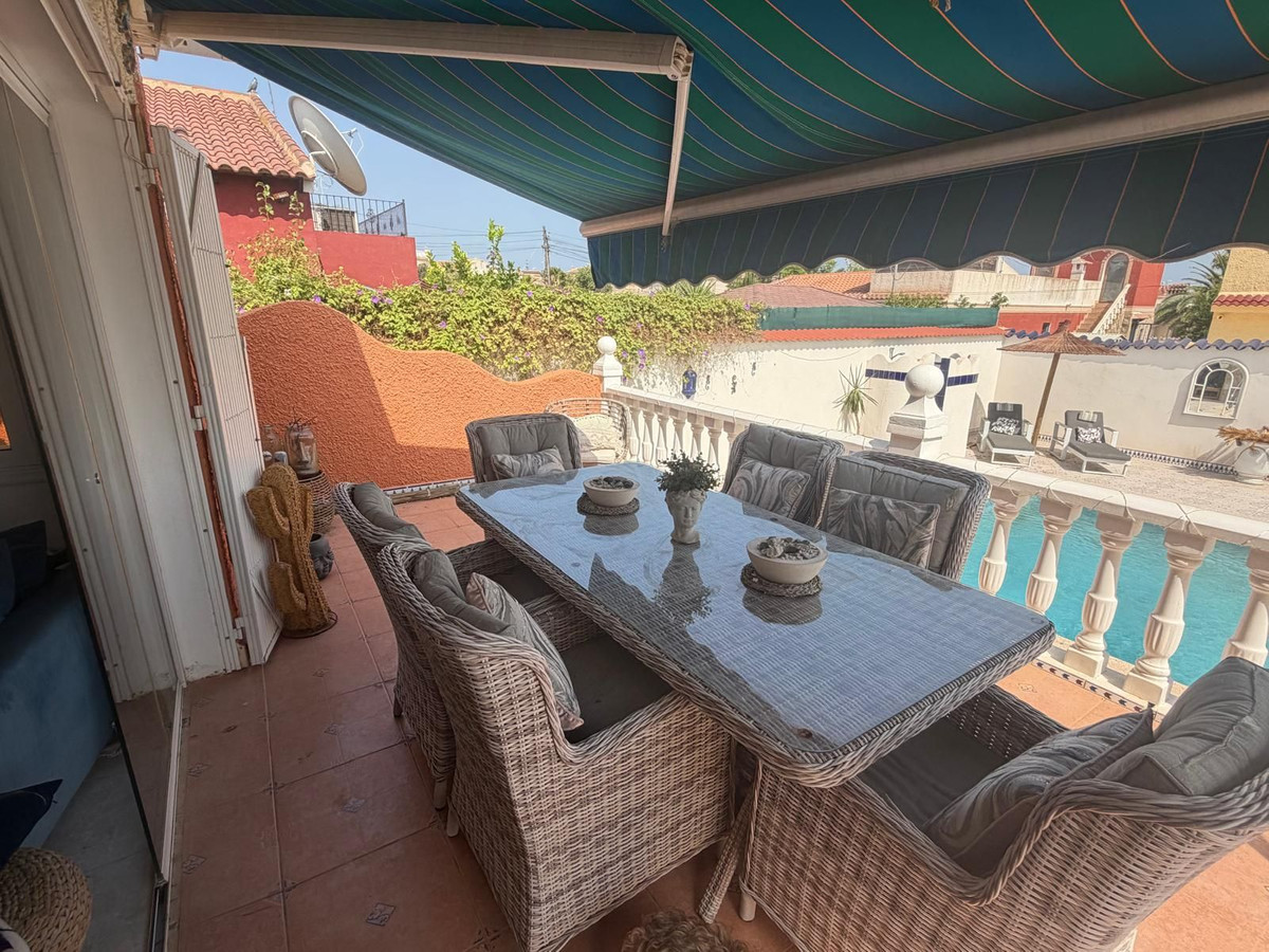 Se vende Villa - Chalet de 4 dormitorios en Costa Blanca, Alicante, España