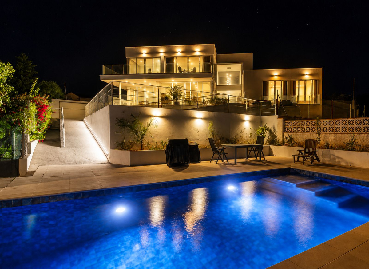 3 Bed Townhouse for sale in Estepona Costa Del Sol, Málaga, Spain