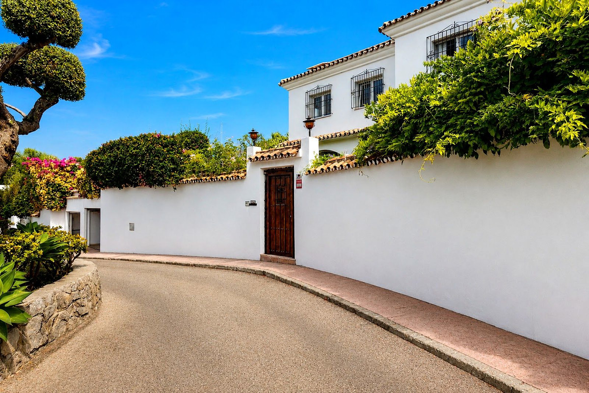 5 Bed Townhouse for sale in Marbella Costa Del Sol, Málaga, Spain