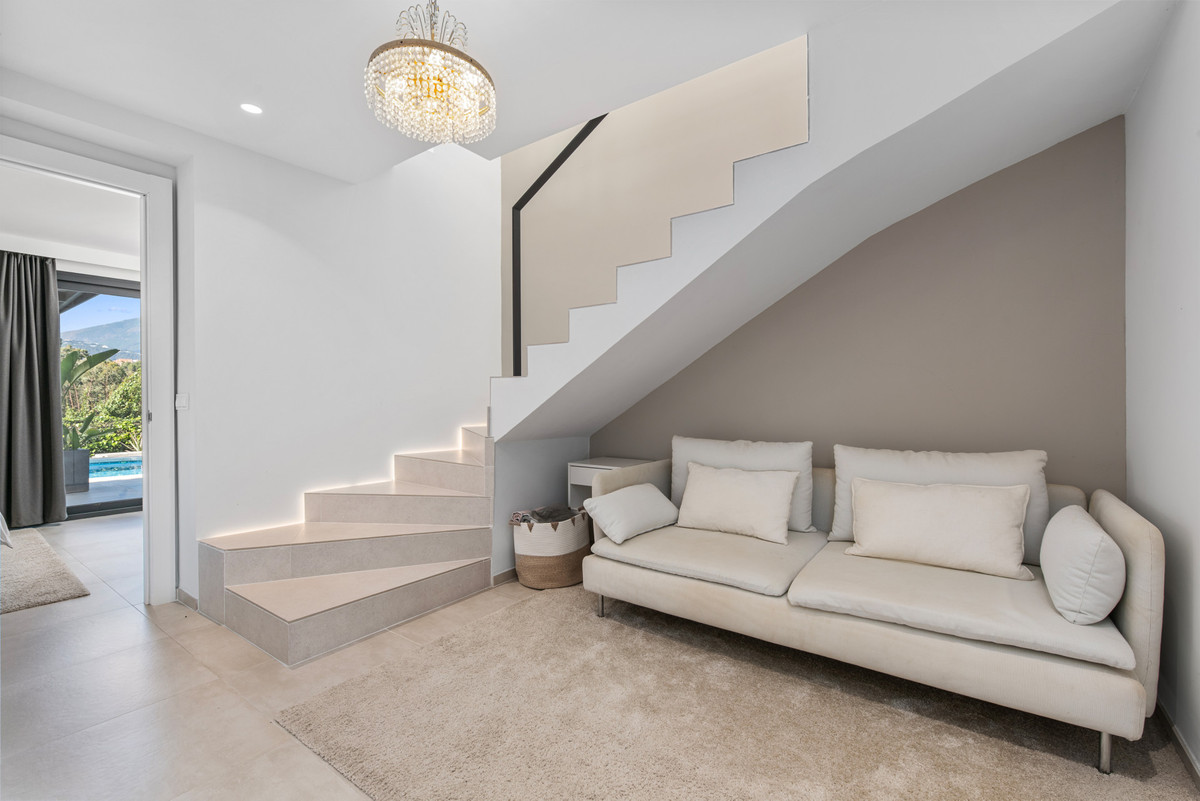 4 Bed Townhouse for sale in Nueva Andalucía Costa Del Sol, Málaga, Spain
