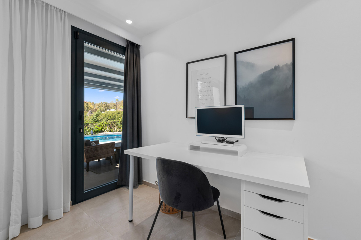 4 Bed Townhouse for sale in Nueva Andalucía Costa Del Sol, Málaga, Spain