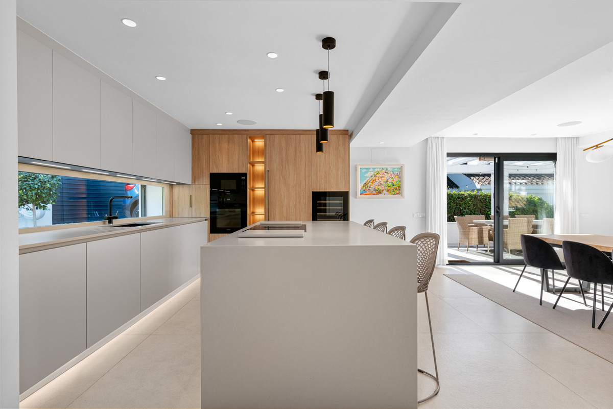 4 Bed Townhouse for sale in Nueva Andalucía Costa Del Sol, Málaga, Spain
