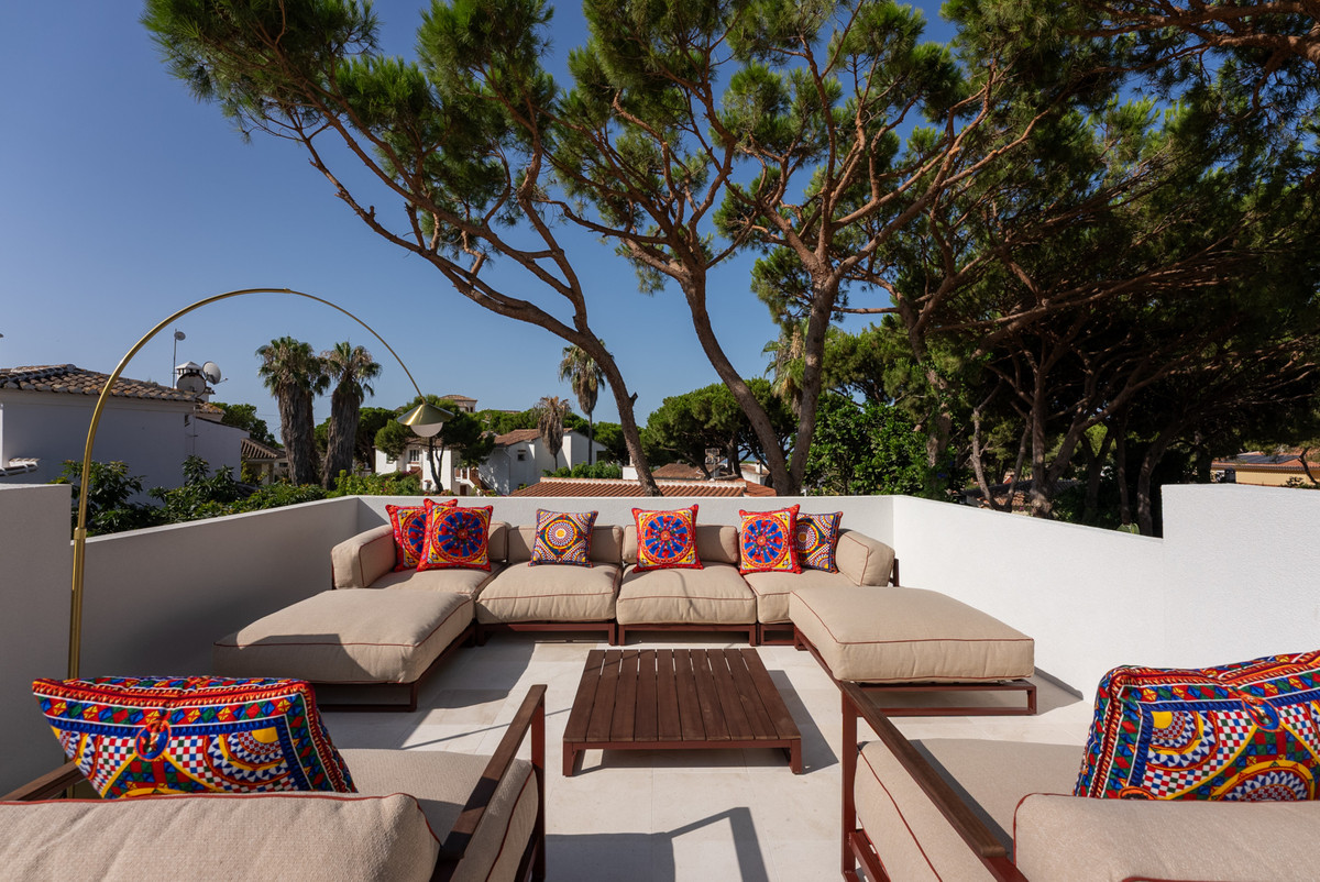 4 Bed Townhouse for sale in Calahonda Costa Del Sol, Málaga, Spain