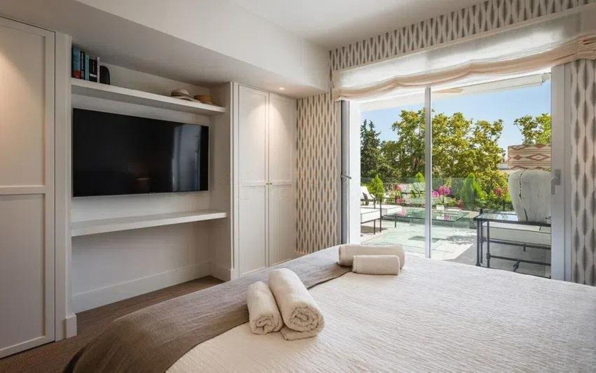 3 Bed Apartment for sale in The Golden Mile Costa Del Sol, Málaga, Spain