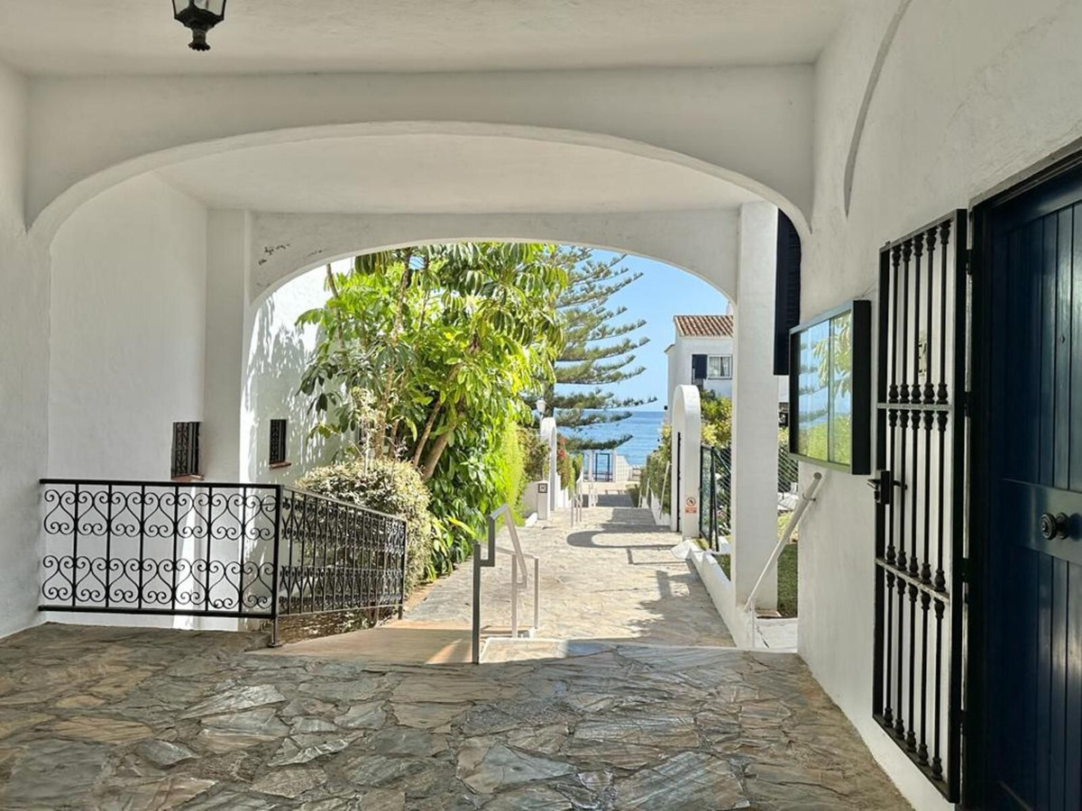 3 Bed Apartment for sale in Calahonda Costa Del Sol, Málaga, Spain
