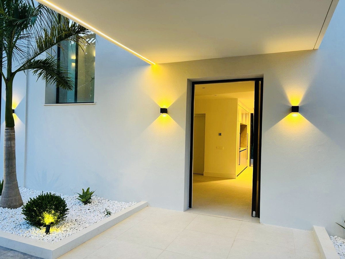 5 Bed Townhouse for sale in Nueva Andalucía Costa Del Sol, Málaga, Spain