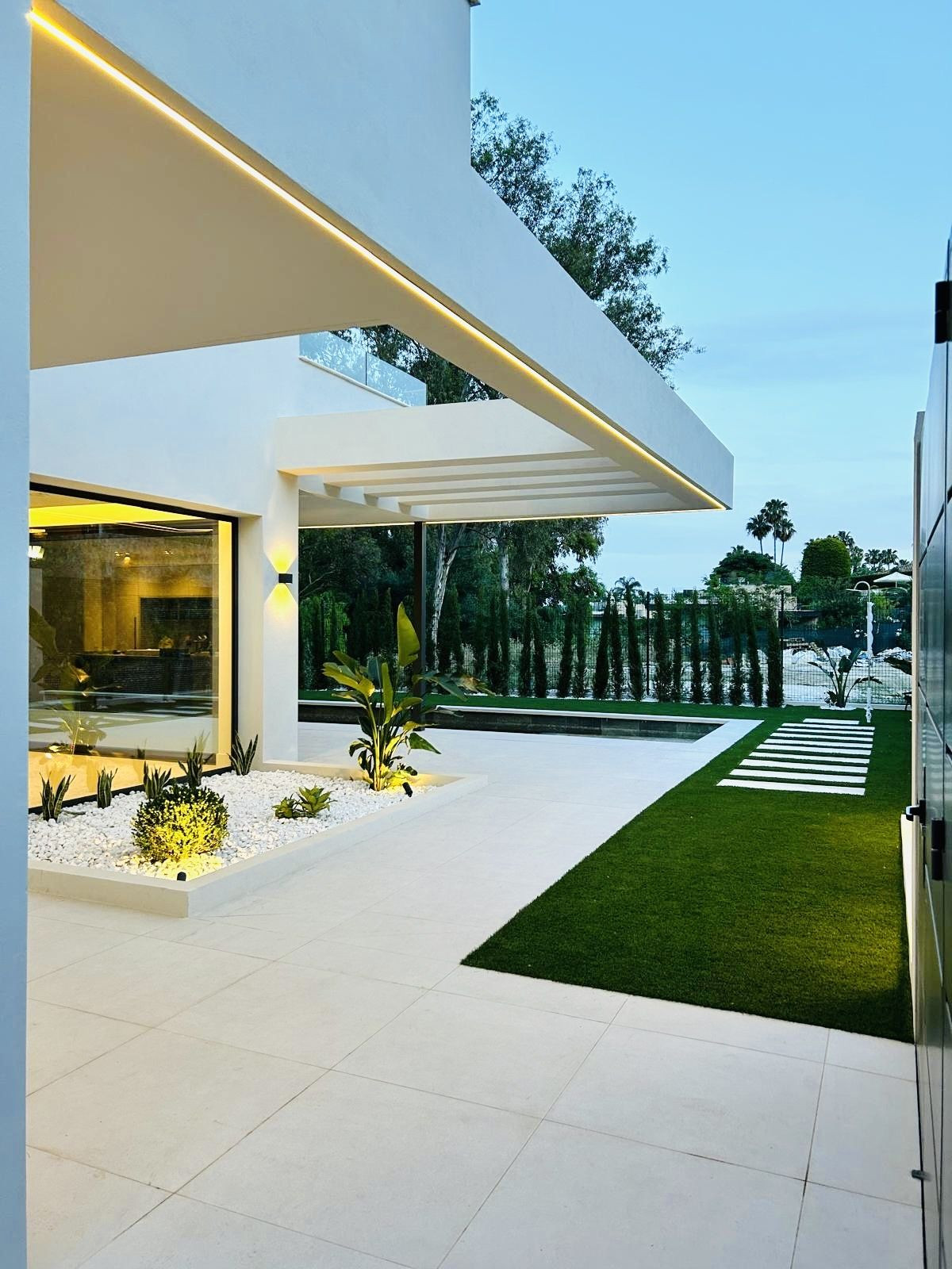5 Bed Townhouse for sale in Nueva Andalucía Costa Del Sol, Málaga, Spain