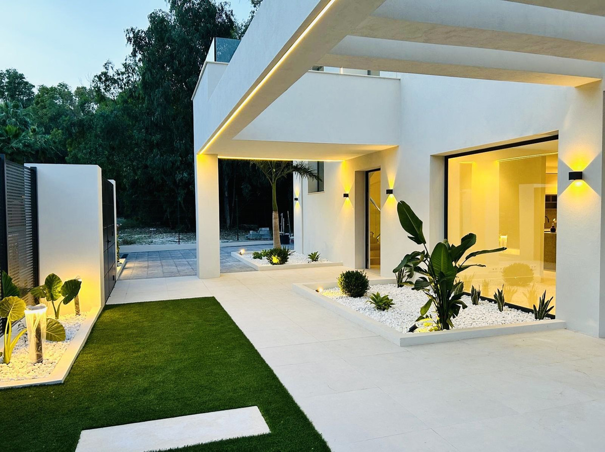 5 Bed Townhouse for sale in Nueva Andalucía Costa Del Sol, Málaga, Spain