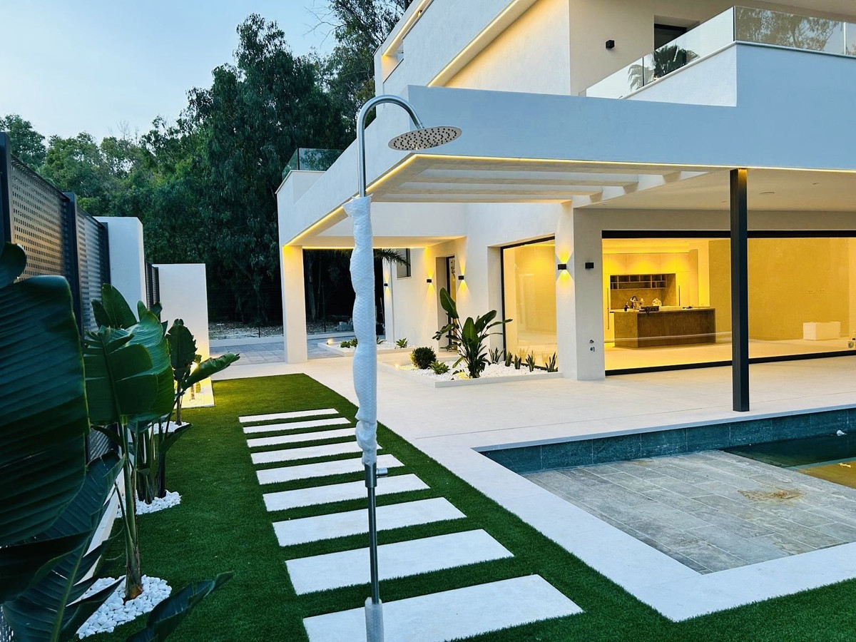 5 Bed Townhouse for sale in Nueva Andalucía Costa Del Sol, Málaga, Spain