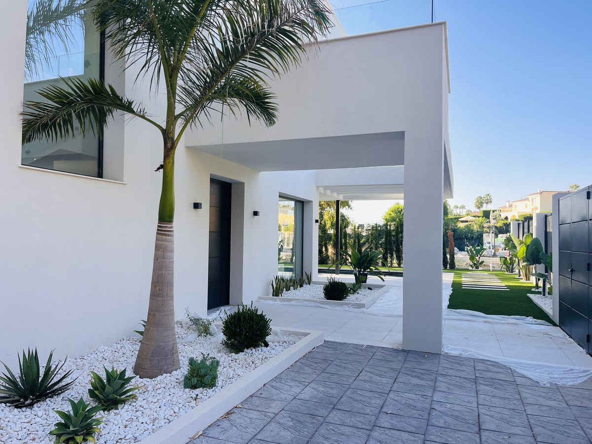 5 Bed Townhouse for sale in Nueva Andalucía Costa Del Sol, Málaga, Spain