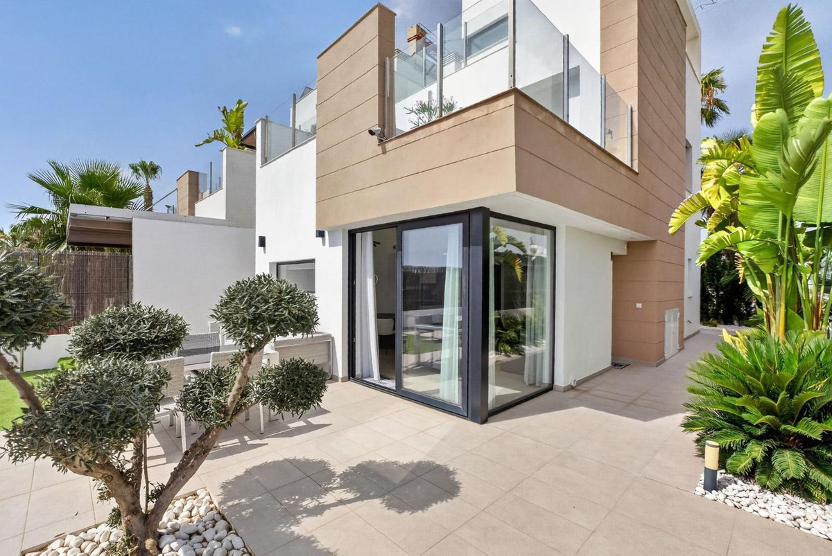 Se vende Villa - Chalet de 3 dormitorios en Costa Blanca, Alicante, España