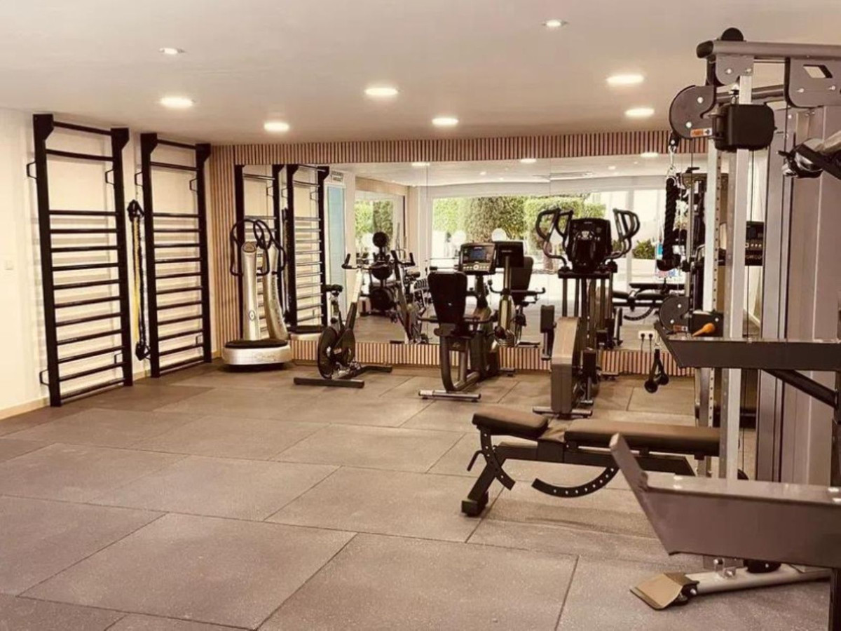 3 Bed Apartment for sale in The Golden Mile Costa Del Sol, Málaga, Spain