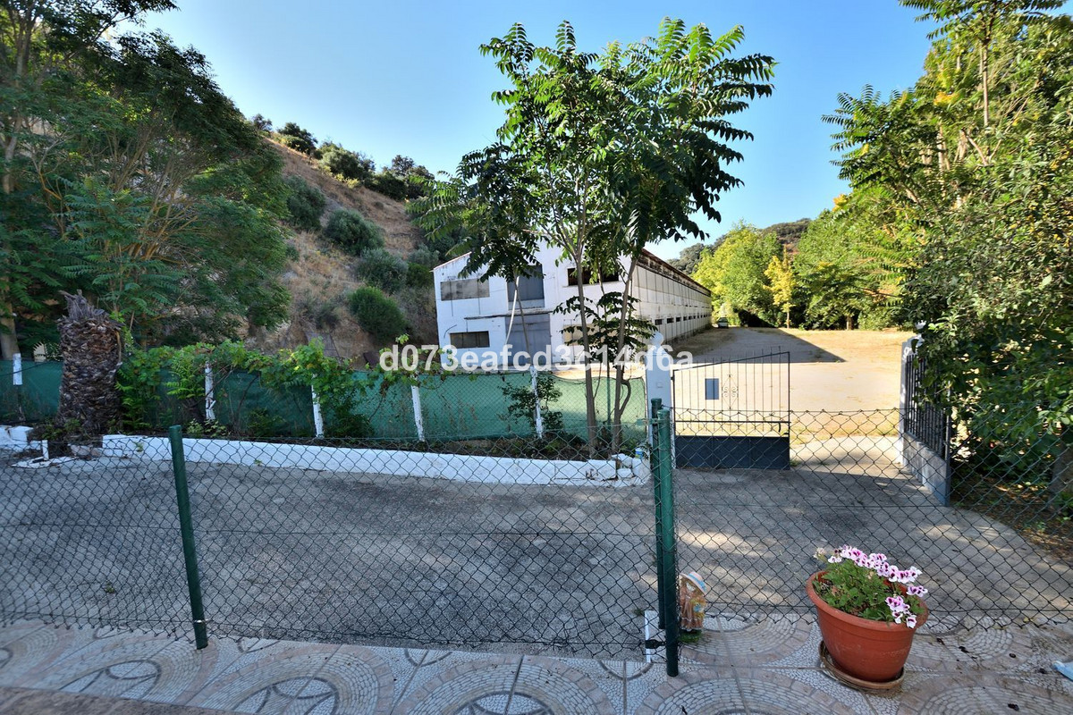 2 Bed Townhouse for sale in Arriate Costa Del Sol, Málaga, Spain