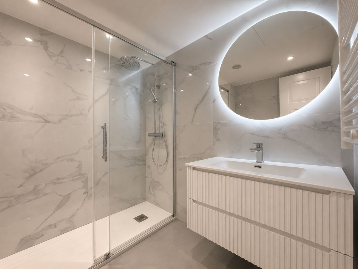 2 Bed Apartment for sale in La Duquesa Costa Del Sol, Málaga, Spain