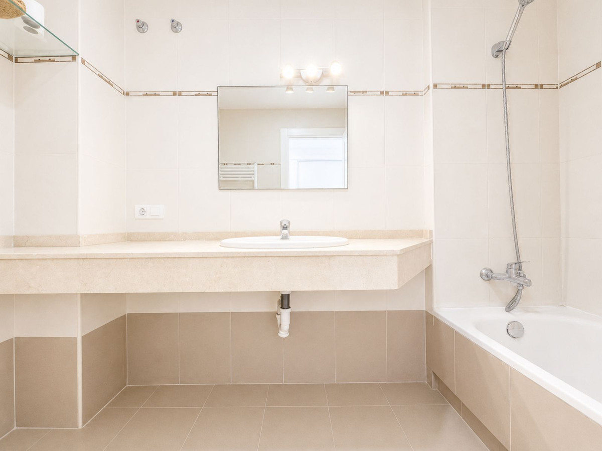 2 Bed Apartment for sale in La Duquesa Costa Del Sol, Málaga, Spain