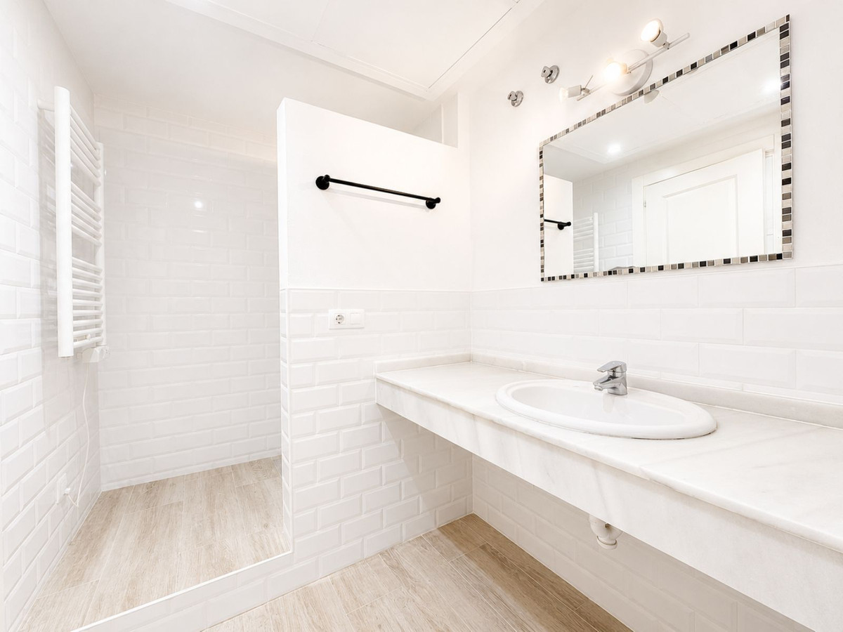 2 Bed Apartment for sale in La Duquesa Costa Del Sol, Málaga, Spain