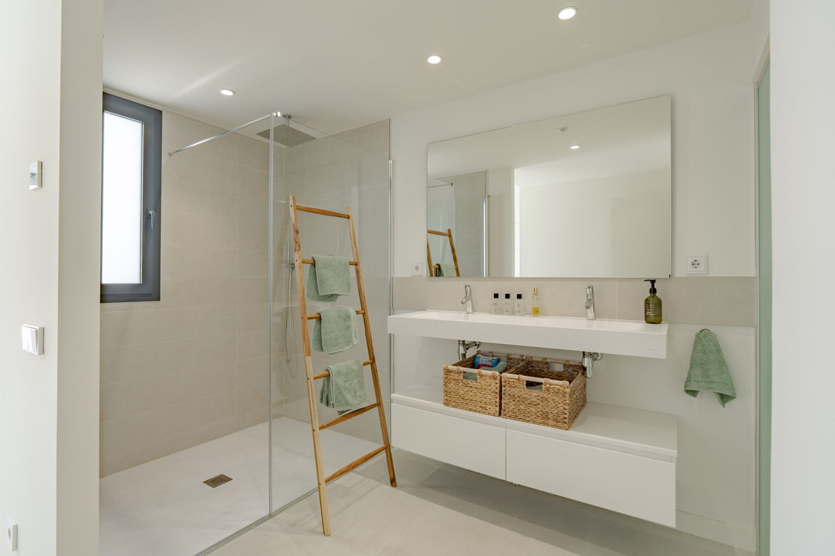 3 Bed Apartment for sale in Fuengirola Costa Del Sol, Málaga, Spain