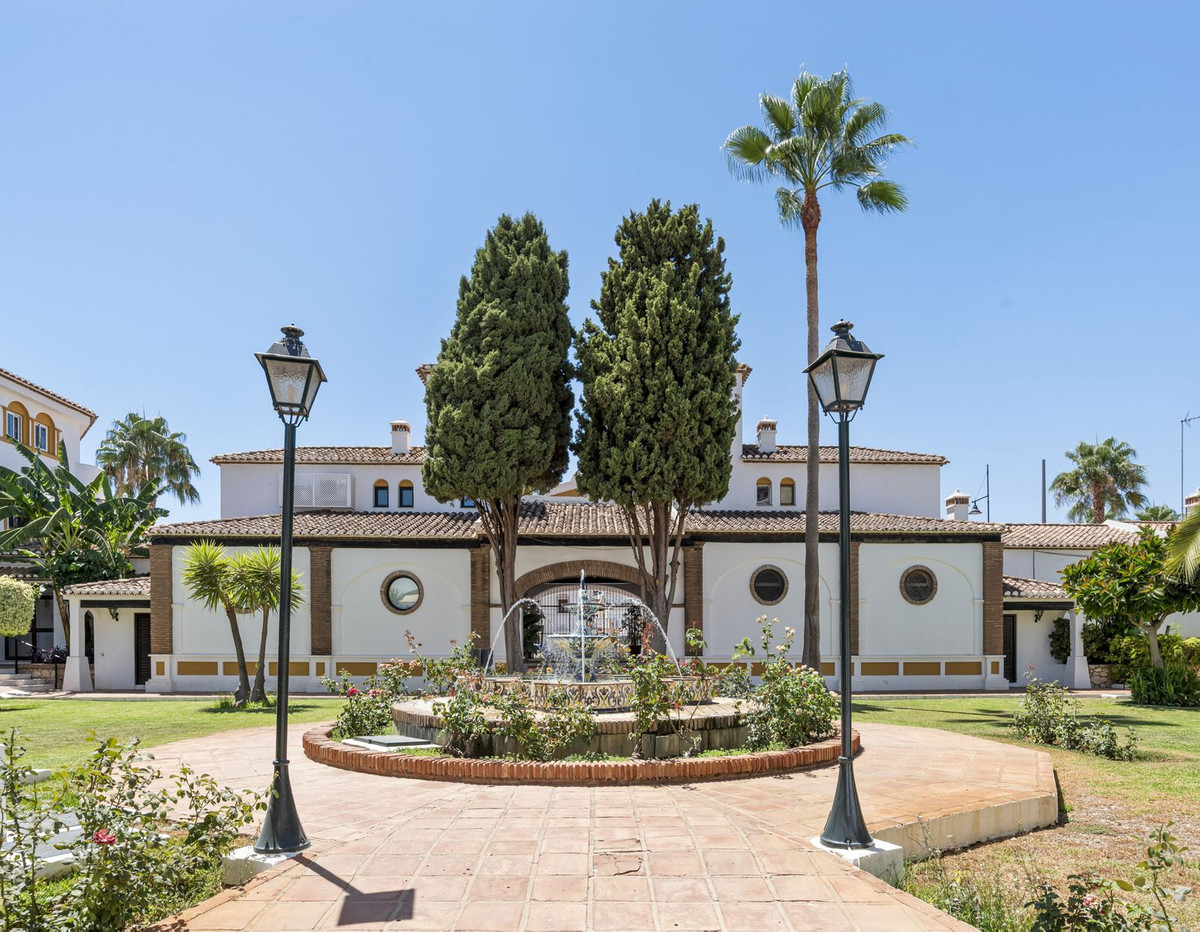 2 Bed Apartment for sale in Fuengirola Costa Del Sol, Málaga, Spain