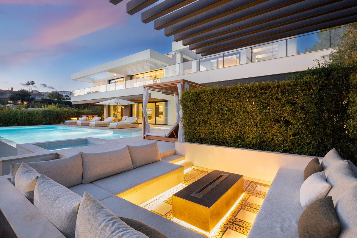 6 Bed Townhouse for sale in Nueva Andalucía Costa Del Sol, Málaga, Spain