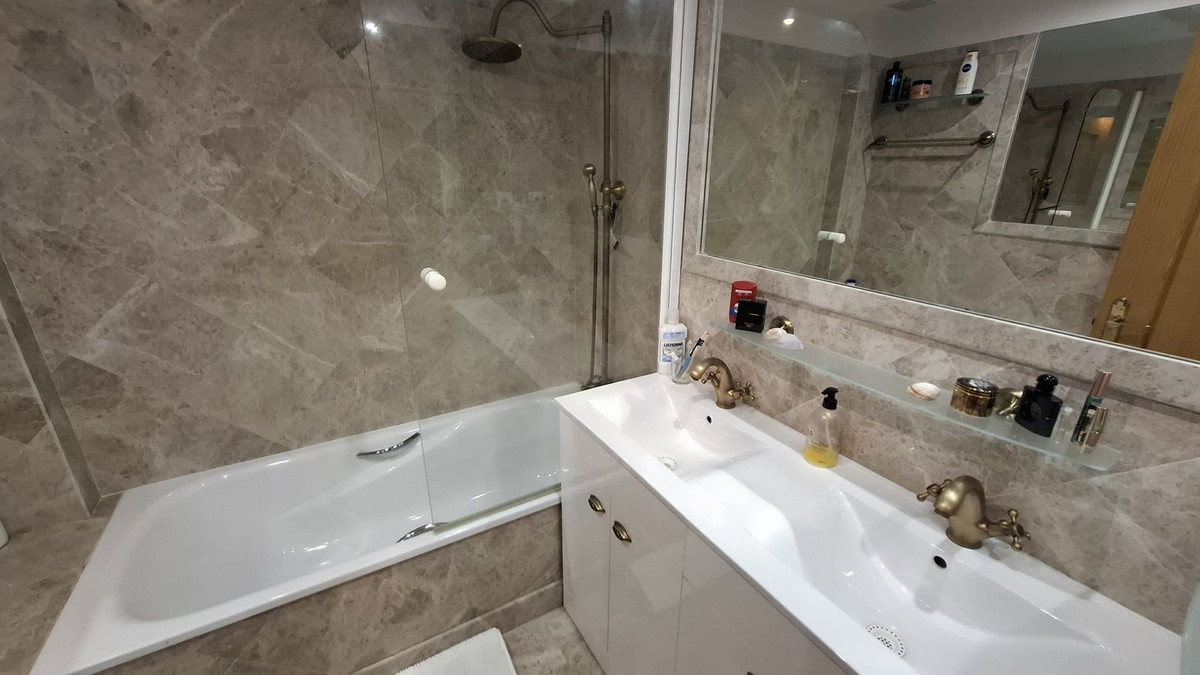 Se vende Apartamento en Planta Última de 2 dormitorios en Costa Del Sol, Málaga, España
