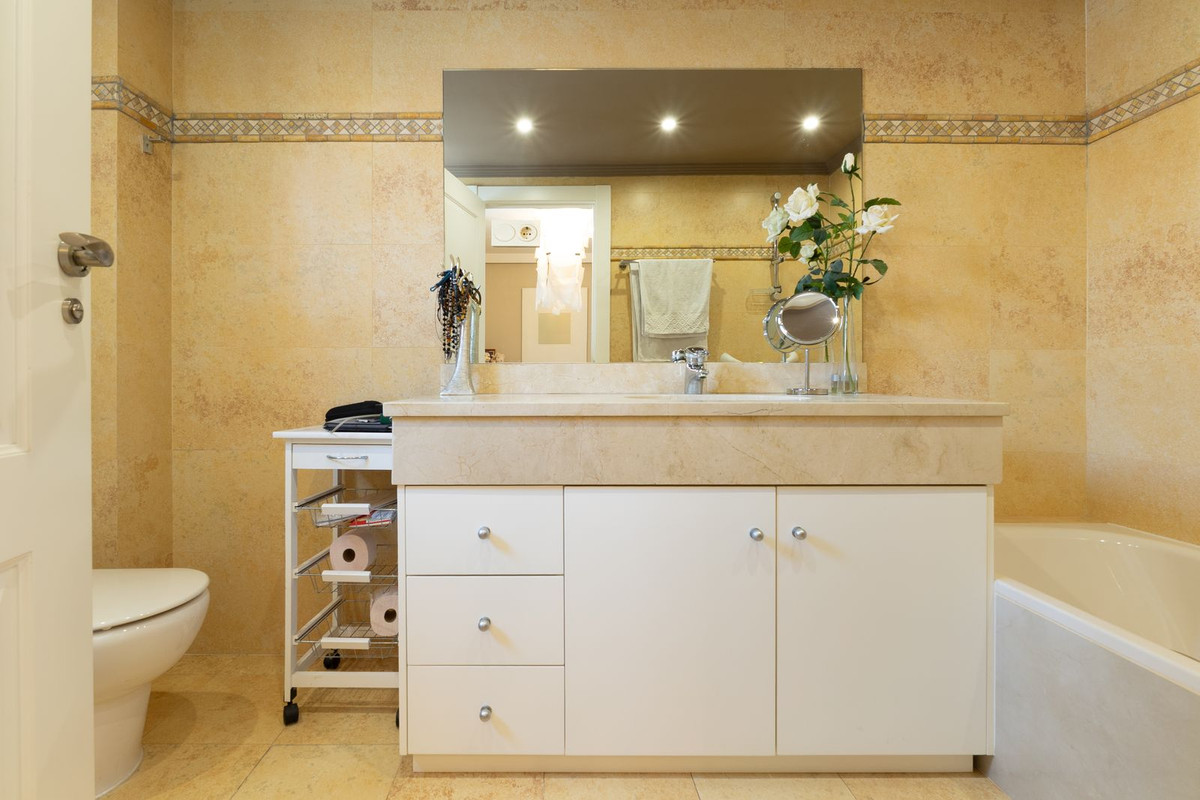 2 Bed Apartment for sale in San Pedro De Alcántara Costa Del Sol, Málaga, Spain