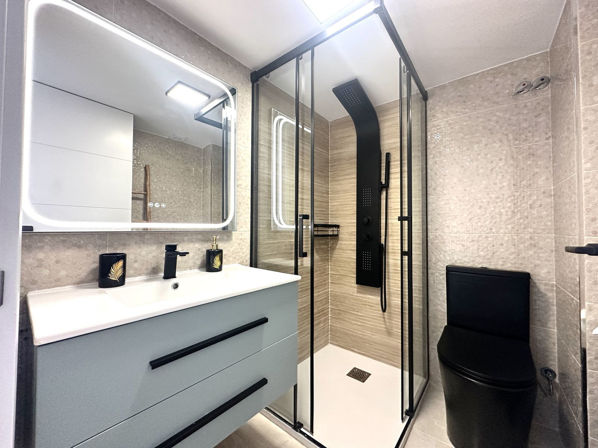 Se vende Apartamento Planta Media de 2 dormitorios en Costa Del Sol, Málaga, España