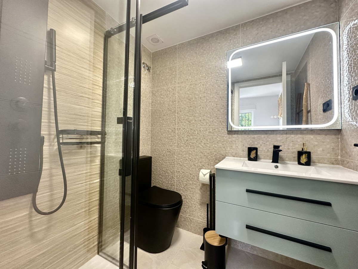 Se vende Apartamento Planta Media de 2 dormitorios en Costa Del Sol, Málaga, España