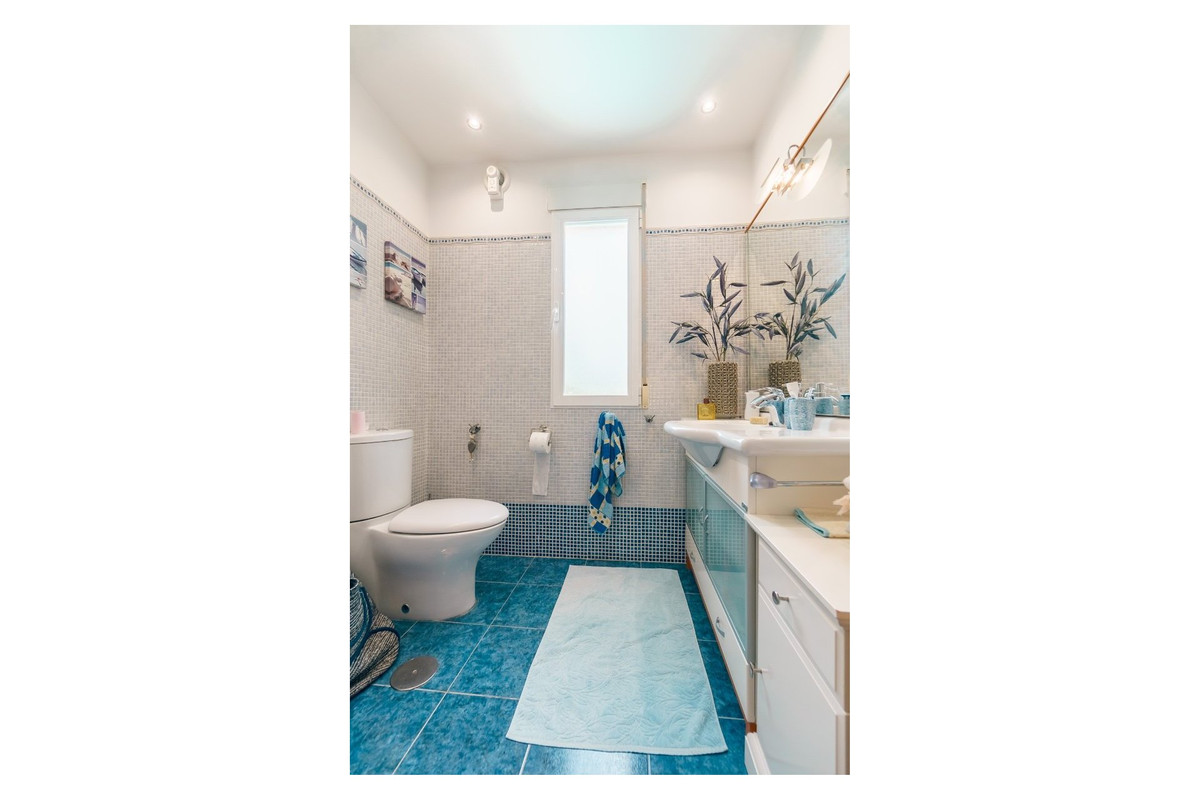 Se vende Villa - Chalet de 4 dormitorios en Costa Blanca, Alicante, España