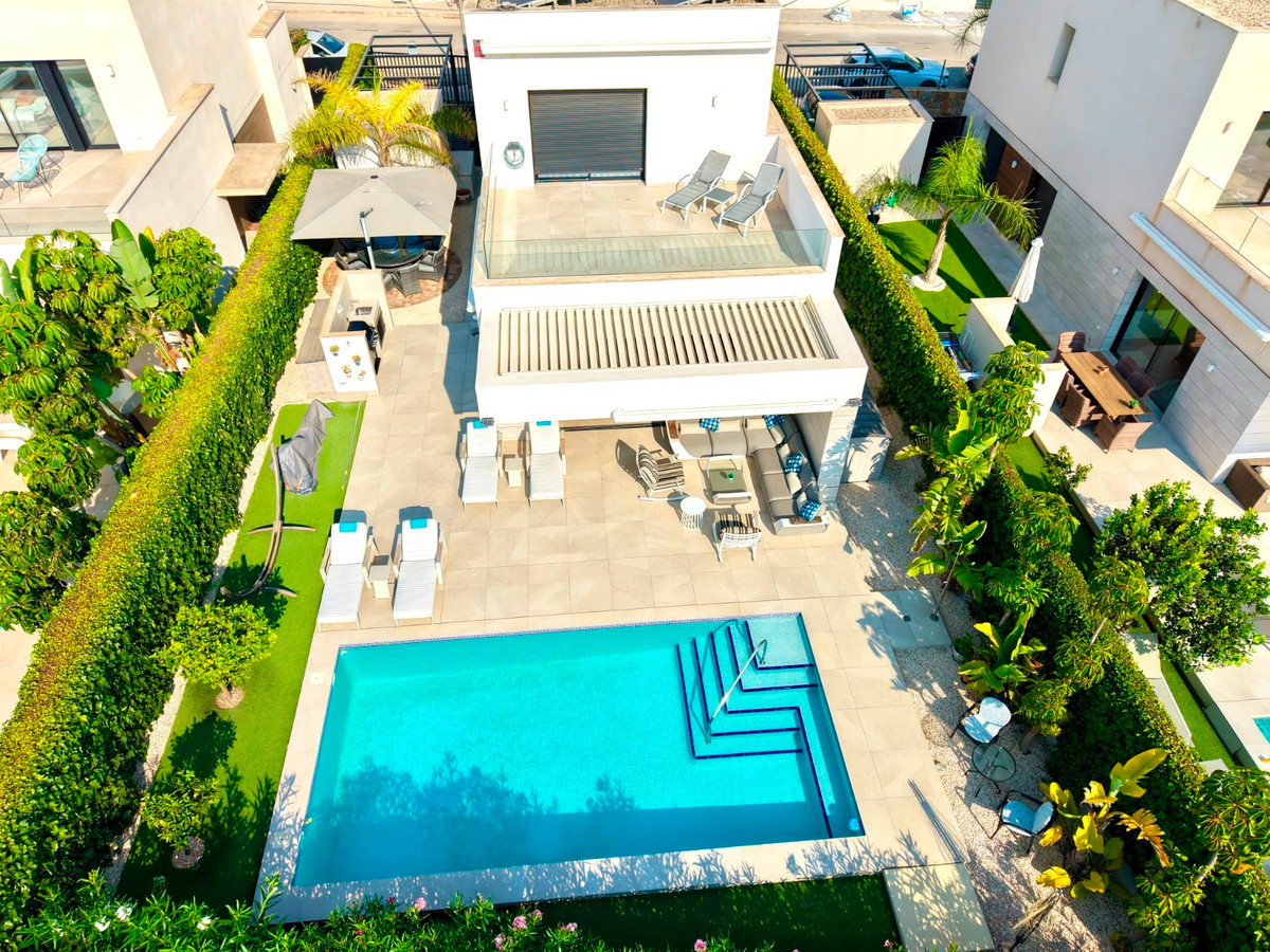 Se vende Villa - Chalet de 4 dormitorios en Costa Blanca, Alicante, España