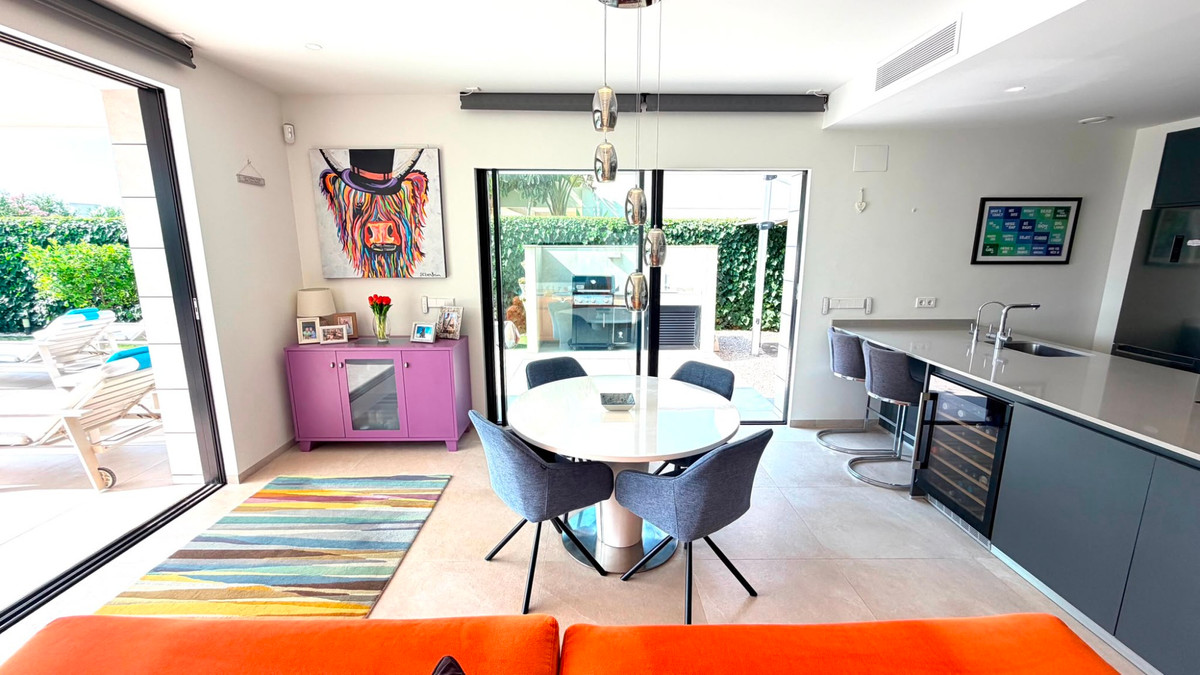 Se vende Villa - Chalet de 4 dormitorios en Costa Blanca, Alicante, España