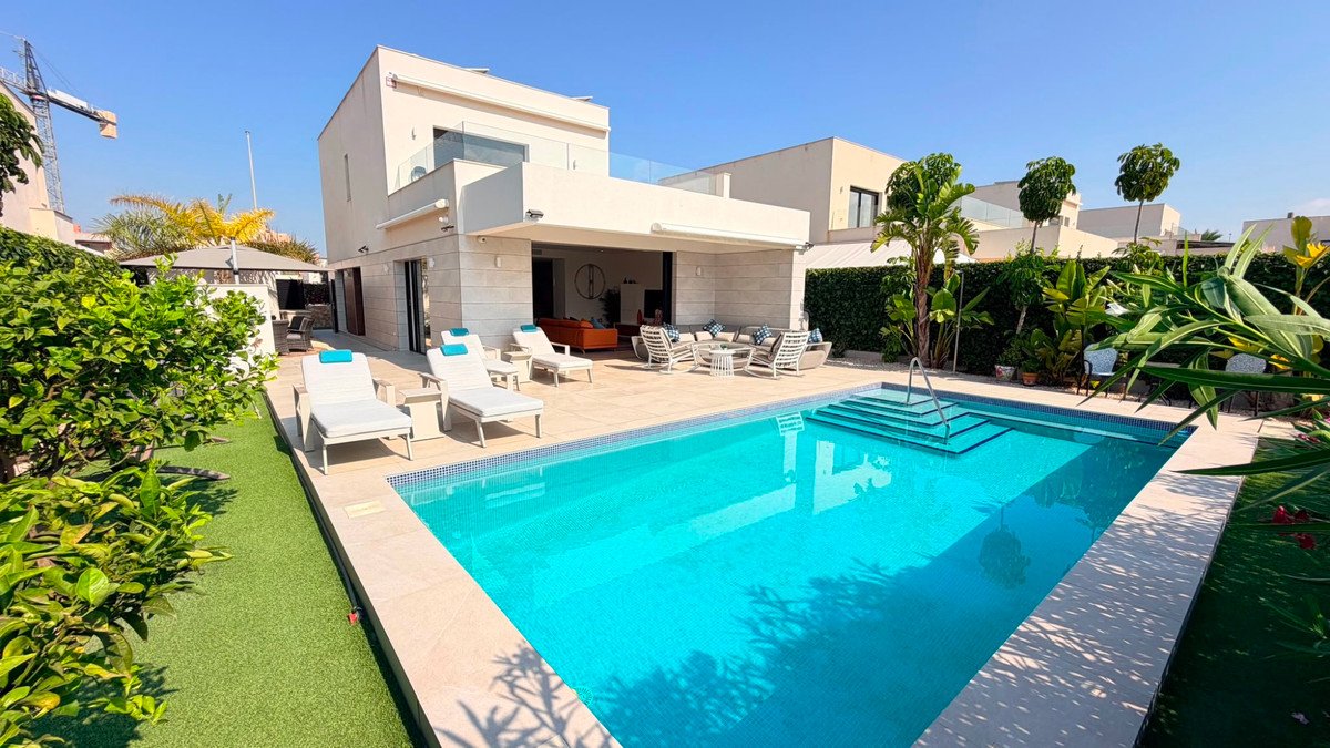 Se vende Villa - Chalet de 4 dormitorios en Costa Blanca, Alicante, España
