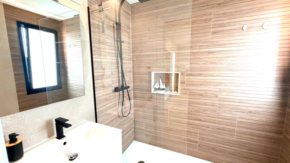 Se vende Villa - Chalet de 4 dormitorios en Costa Blanca, Alicante, España
