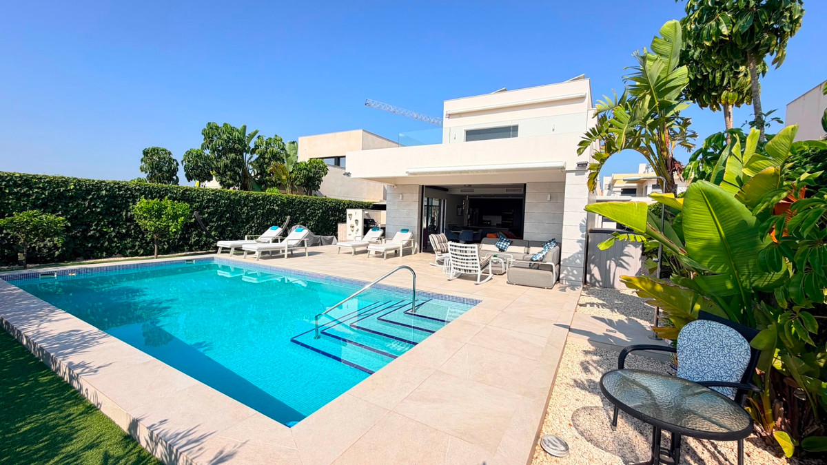 Se vende Villa - Chalet de 4 dormitorios en Costa Blanca, Alicante, España