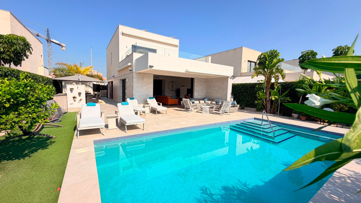 Se vende Villa - Chalet de 4 dormitorios en Costa Blanca, Alicante, España