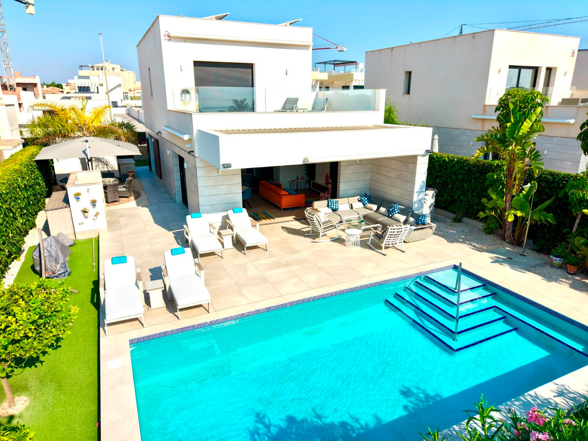 Se vende Villa - Chalet de 4 dormitorios en Costa Blanca, Alicante, España